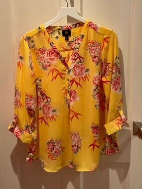 JM Collection yellow Floral Top with tag sleeve detail, gold buttons, L